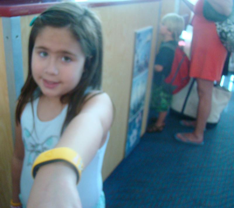 a foto ficou meio ruim.. mas foi o momento que fizemos o check in das meninas no Diney's Oceanner Club, ainda no porto