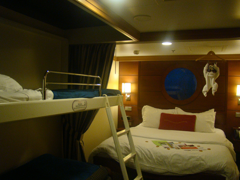 Nossa cabine, que era interna, pronta para a hora de dormir, com o beliche que sai do teto aberto