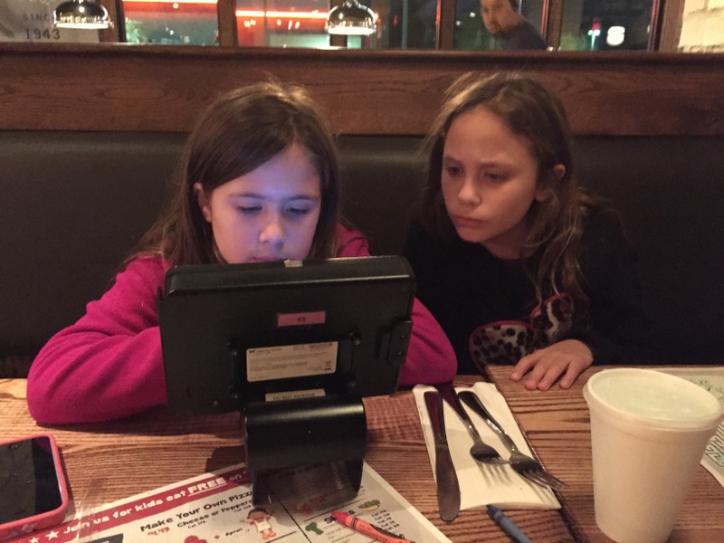 as duas e o tablet do restaurante