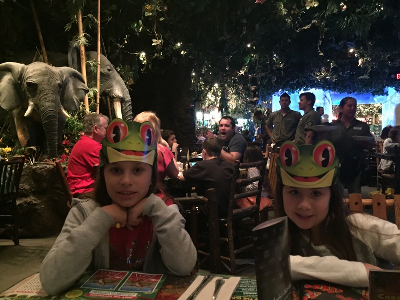 meninas no Rainforescafe do Downtown Disney