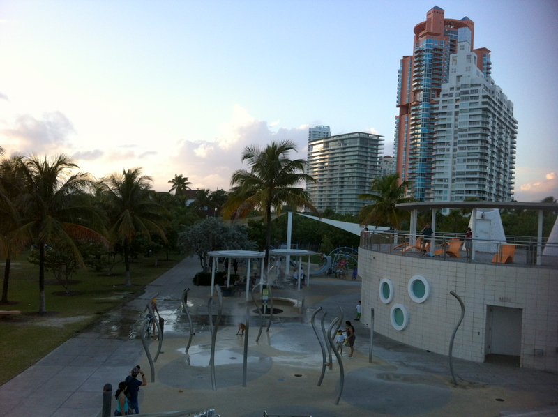 do alto do parque, vista da área de splash,lanchonete e playground, 