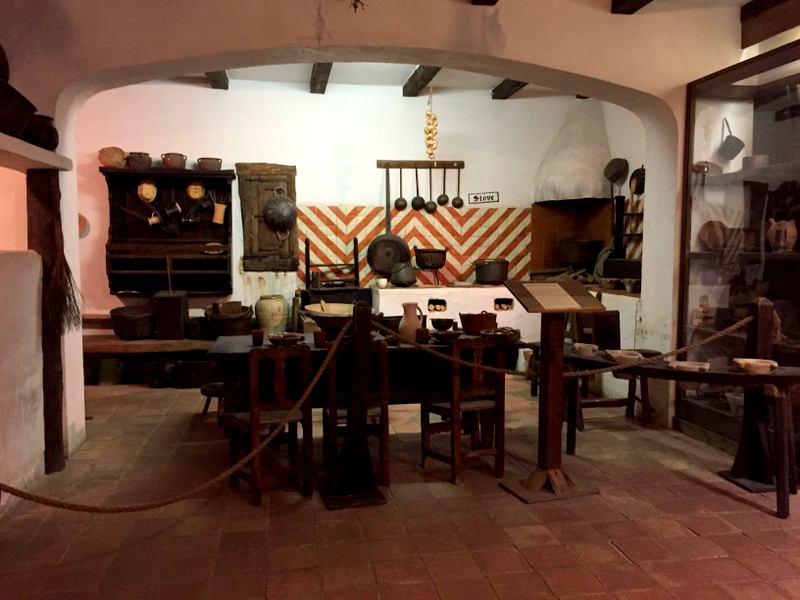 a cozinha medieval, cheia de detalhes 