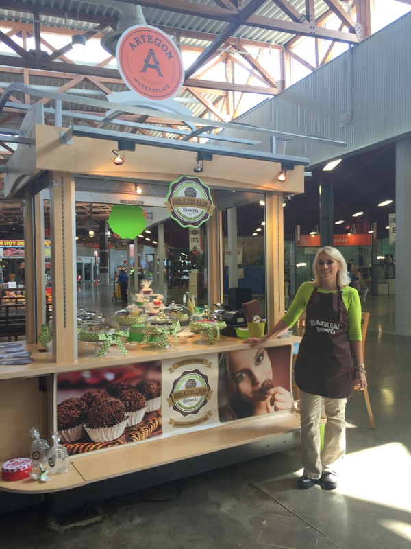 Andrea no quiosque da Brazilian Desserts no Artegon