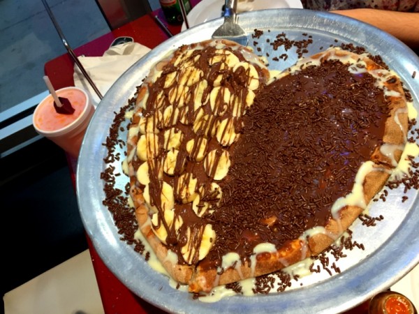 muito amor pela pizza doce, metade brigadeiro e metade banana com nutella