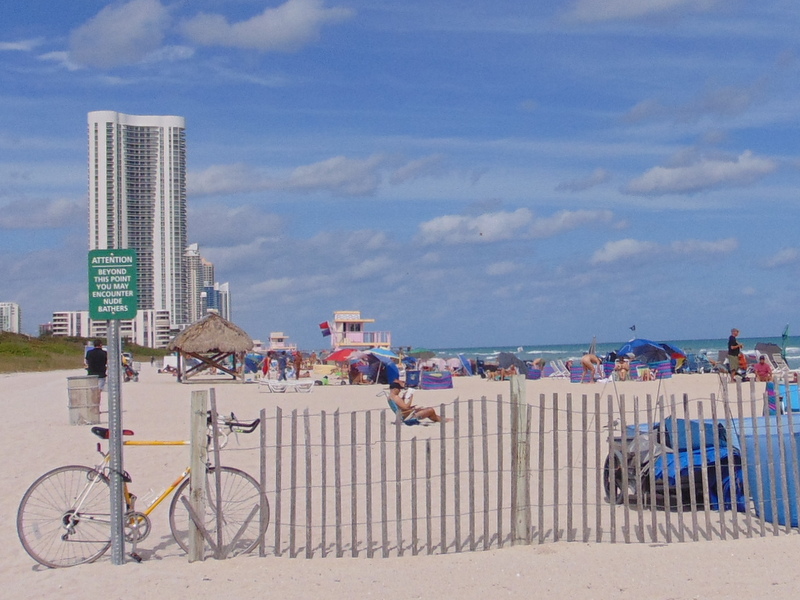 a partir dessa cerca a praia é naturista