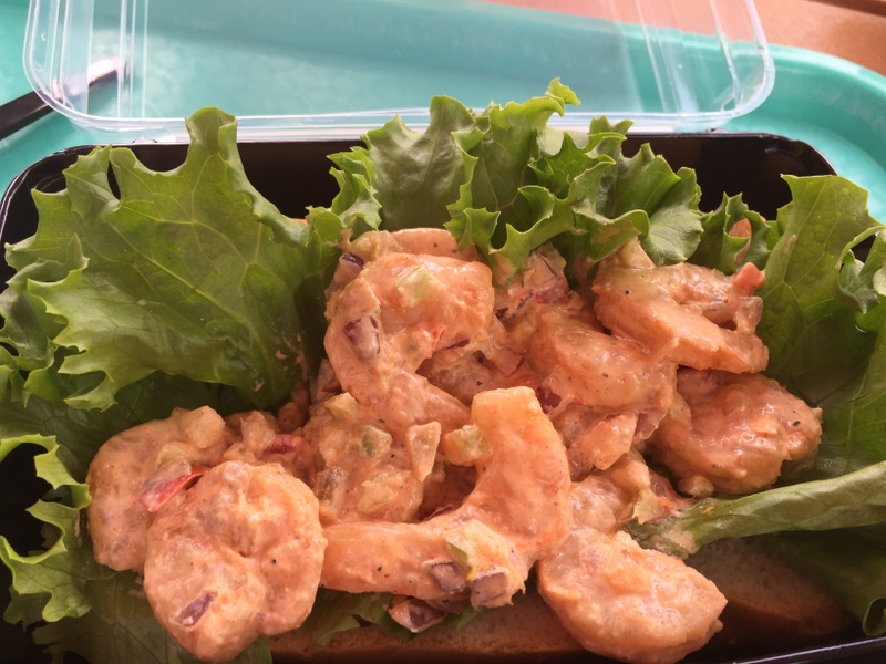 esse prato de camarão tem pão, eu tiro e fico só com a salada. É vendido no 