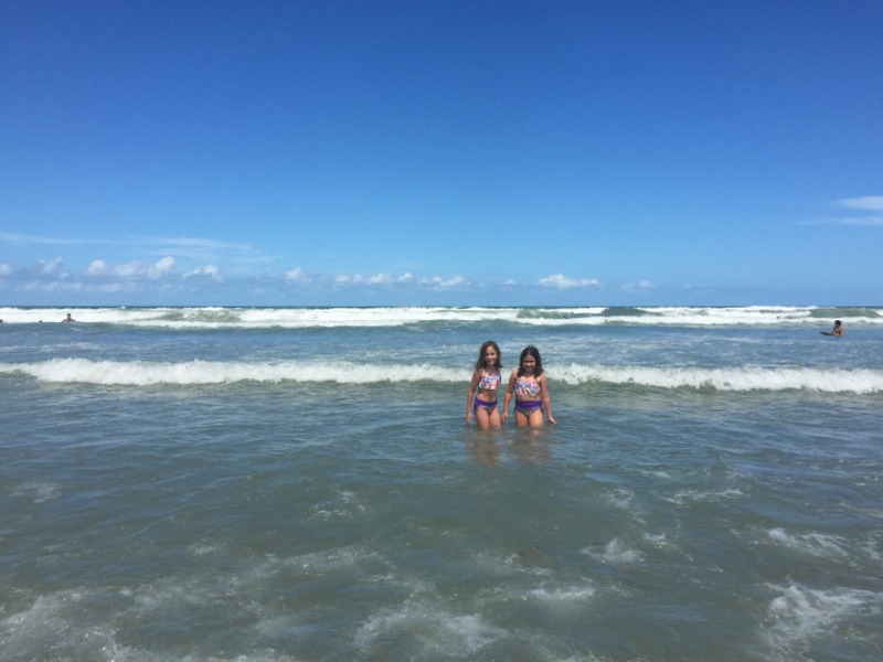 meninas em Cocoa Beach
