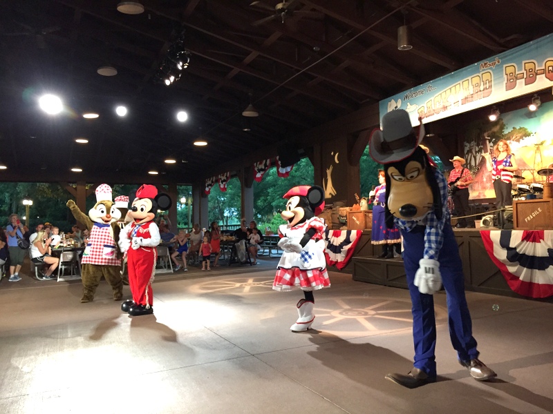 MIckey's Backyard BBQ - Jantar-show com Mickey e sua turma 