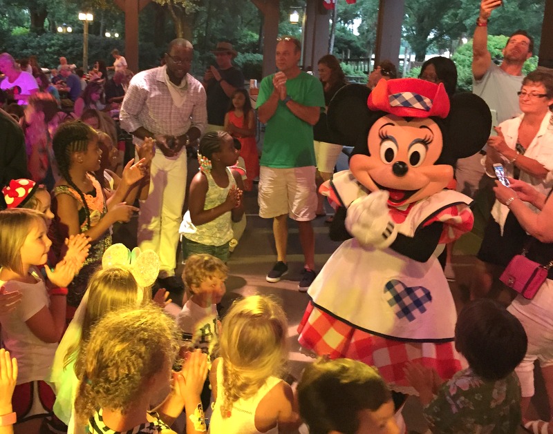 Minnie com as crianças 