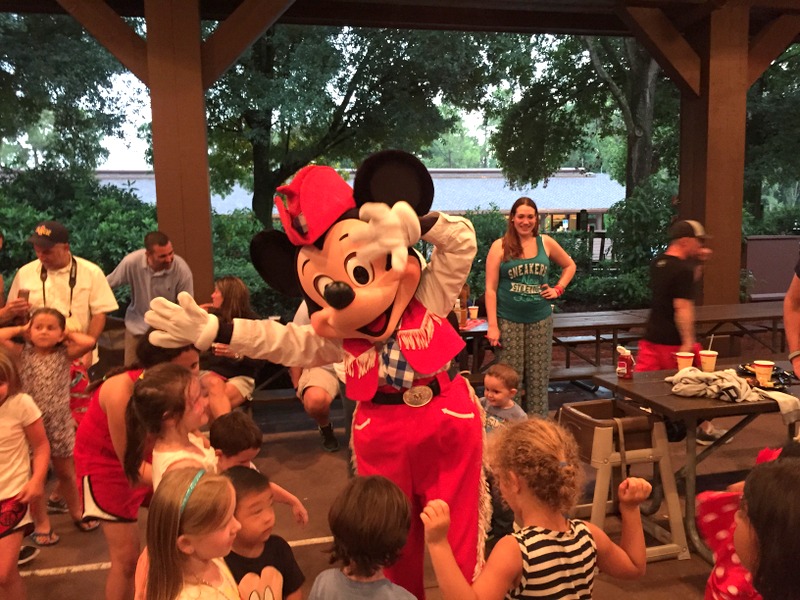 Mickey dançando com as crianças 