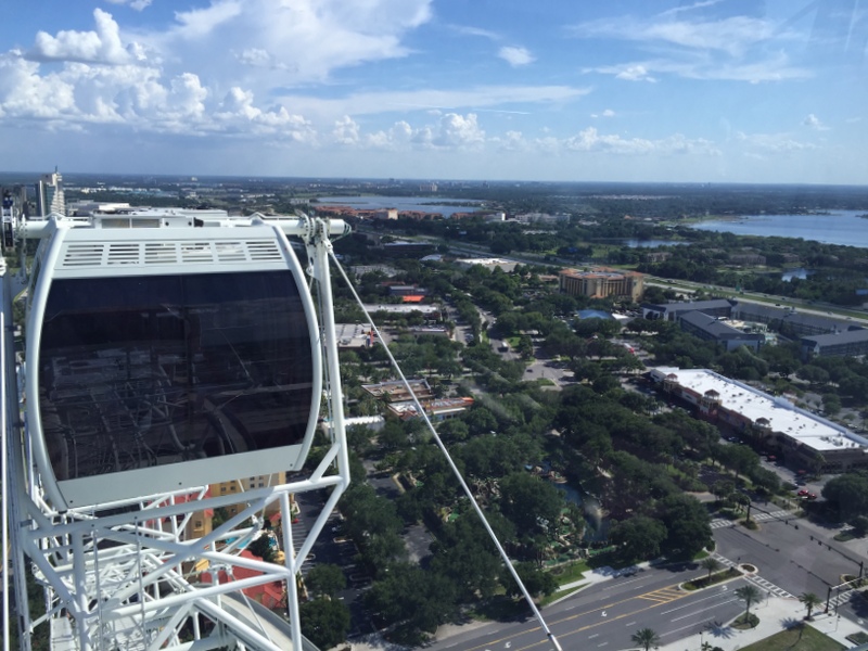 essa é a direção do Walt Disney World, mas a visibilidade não estava boa, mas eu consegui ver a bola do Epcot