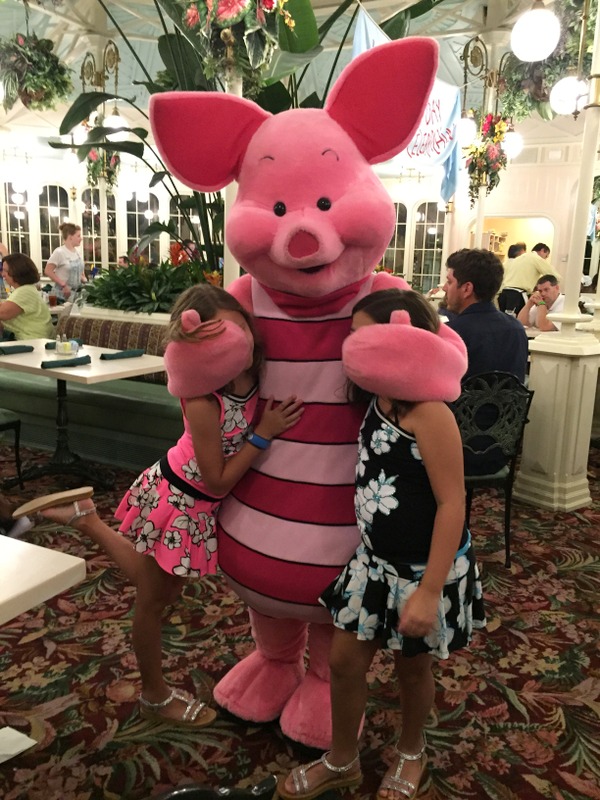 adorei essa foto dele escondendo o rosto delas
