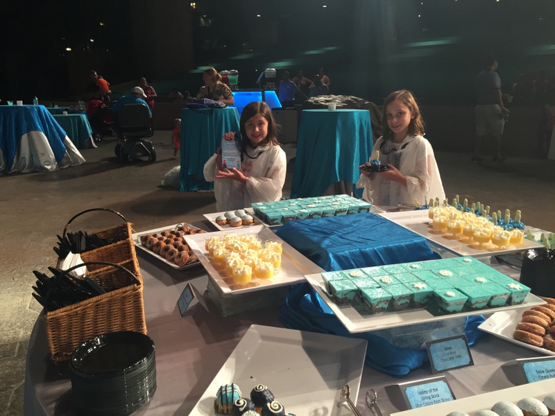 Meninas na "dessert party" do Frozen Summer Premium Package 