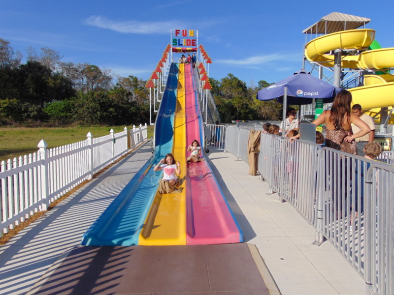 o parque diverte bem as crianças, com opções de brinquedos, um mini parque de água e encontros com animais