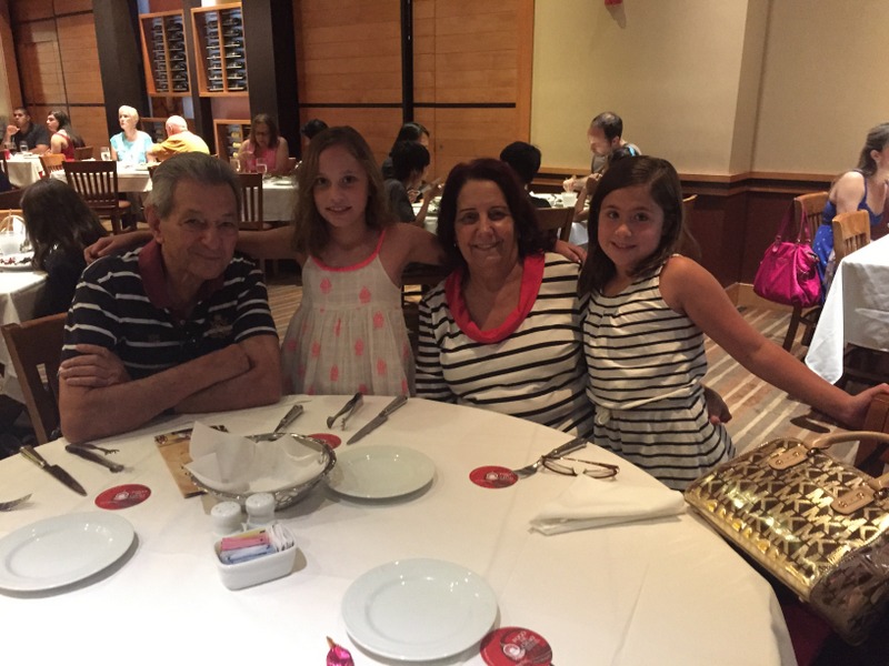 meninas e os avós na Fogo de Chão