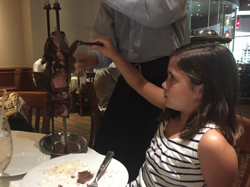 Camila foi a última a acabar de comer.. como gosta de carne!