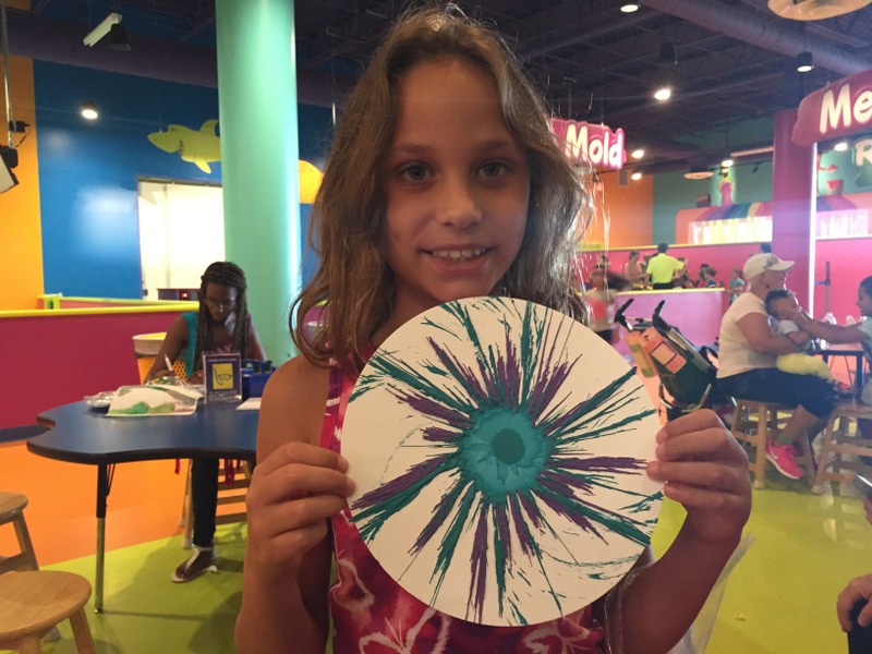 Letícia e sua arte feira com giz derretido