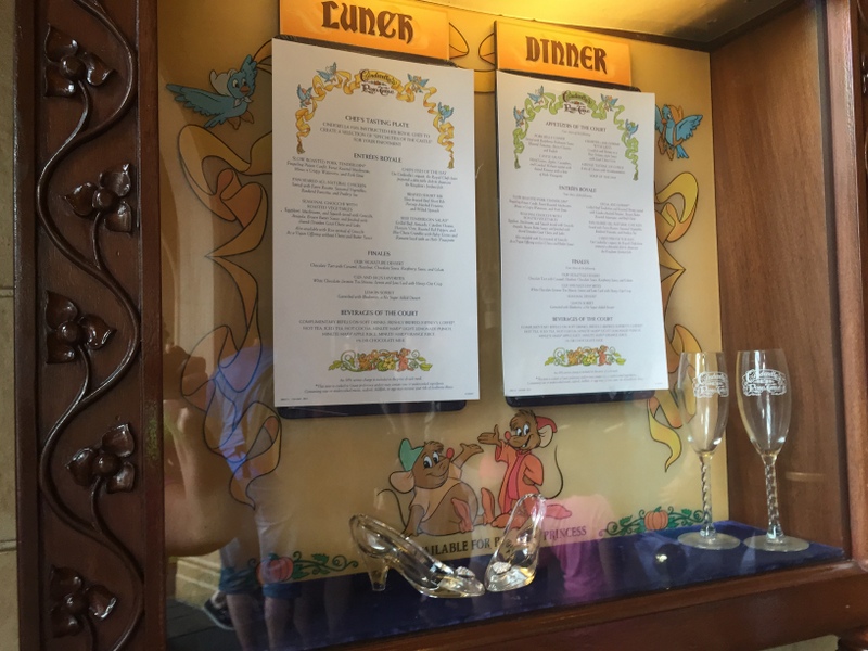 na entrada tem o menu, detalhe para p sapatinho de cristal