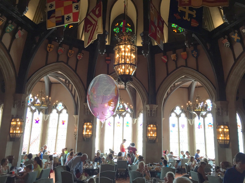 o segundo andar é onde fica o restaurante Cinderella's Royal Table