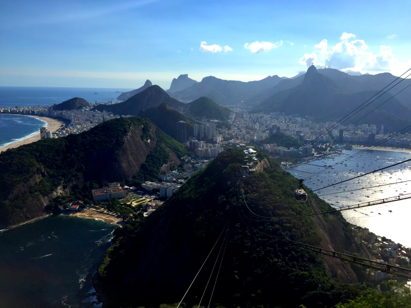um monte de cartão postal junto.. Praia Vermelha, Copacabana , Cristo Redentor, Pedra da Gávea.. em uma única foto 