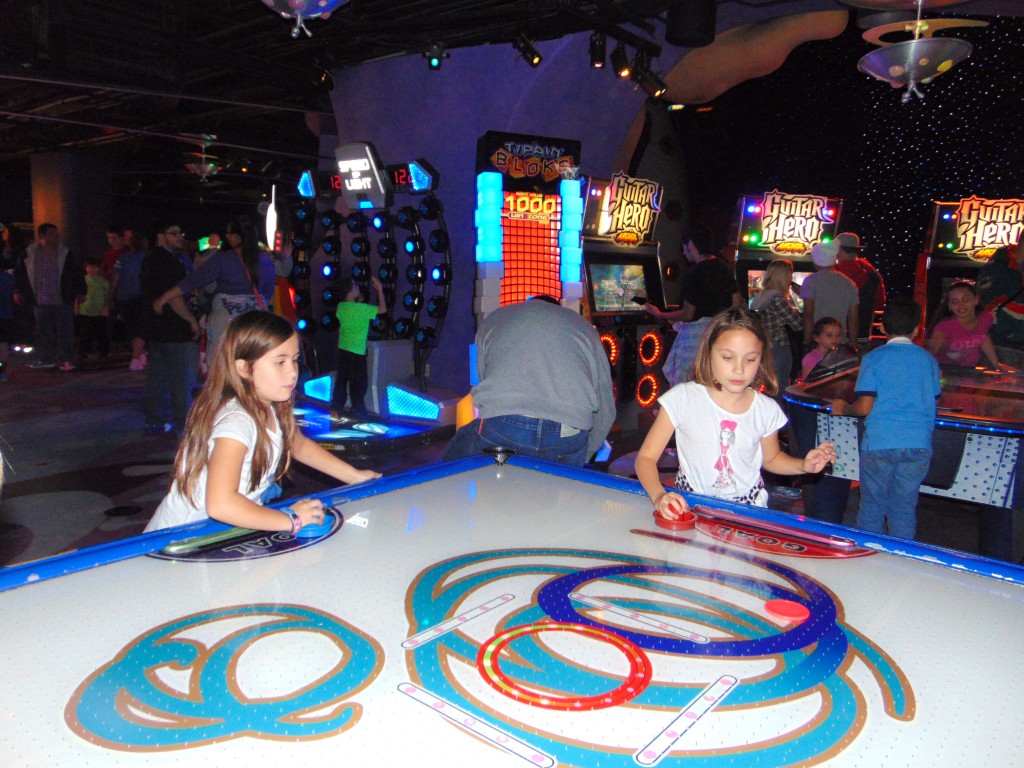 são vários games, jogos, atrações, tudo indoor