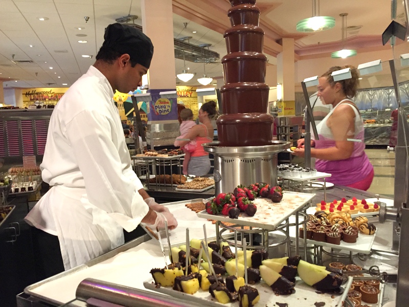 a fonte de chocolates e alguns dos muitos doces do buffet 