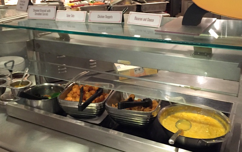a tal estação infantil.. com nuggets e macarrão com queijo 