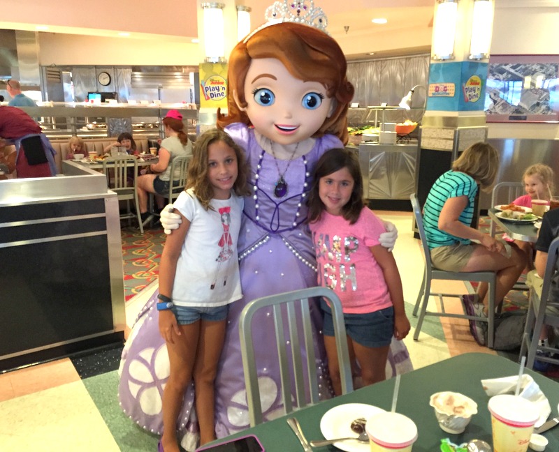 meninas com a Princesinha Sophia 