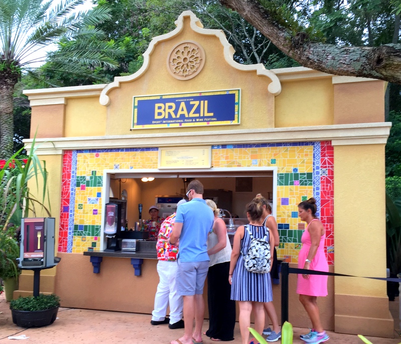 Quiosque do Brasil com pão de queijo, escondidinho, cocada, frozen caipirinha e espumante