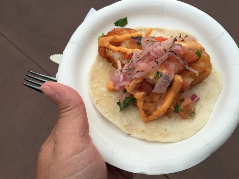 delícia de taco soft de camarão no quiosque do México