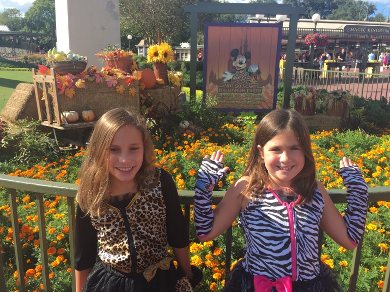 meninas fantasiadas para a festa de Halloween da Disney 