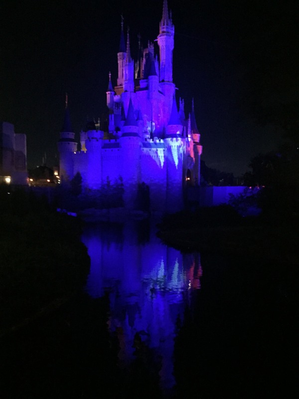 Castelo da Cinderela com projeções de fantasminhas 