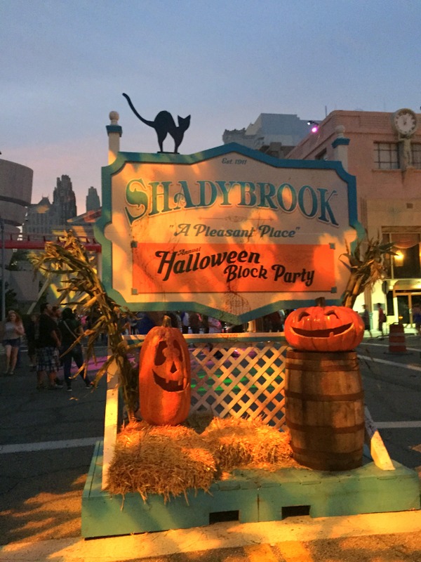 o parque fica todo enfeitado de Halloween