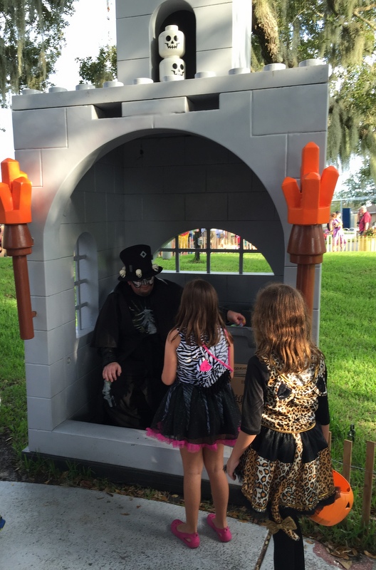 Meninas pegando doces na brincadeira "doces ou travessuras" na Legoland Florida
