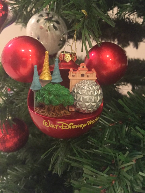 um dos meus enfeites já na minha árvore de Natal 