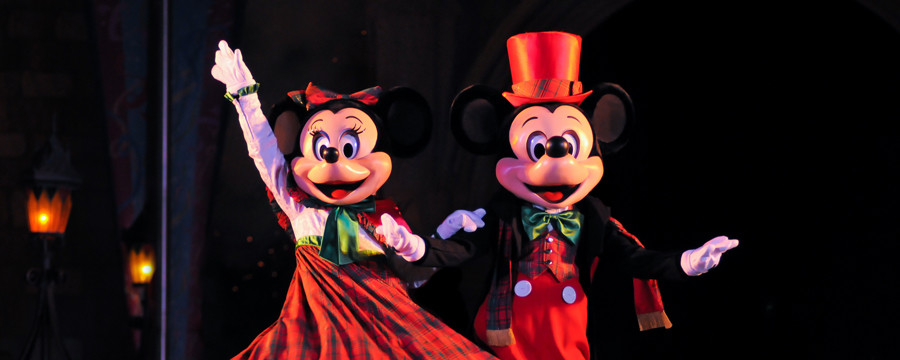 Minnie e Mickey com roupas natalinas. Foto WDW 