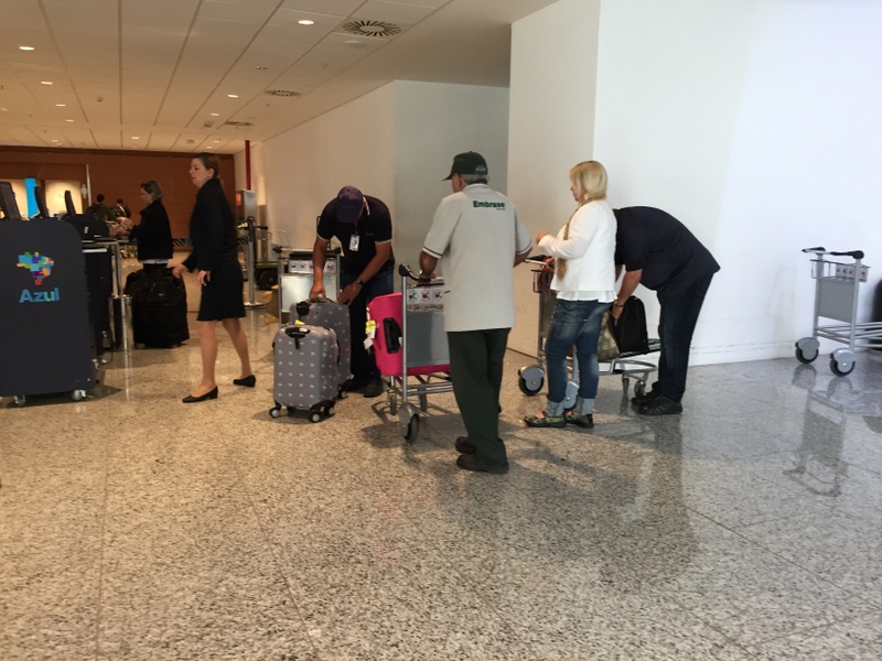momento de tensão ao desembarcar em Capinas, foi dessa maneira sem controle que despachei as malas para o Rio