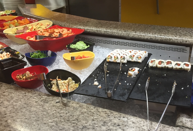 Tinha até comida japonesa, mas não foi a variedade que me decepcionou, e sim a qualidade e capricho