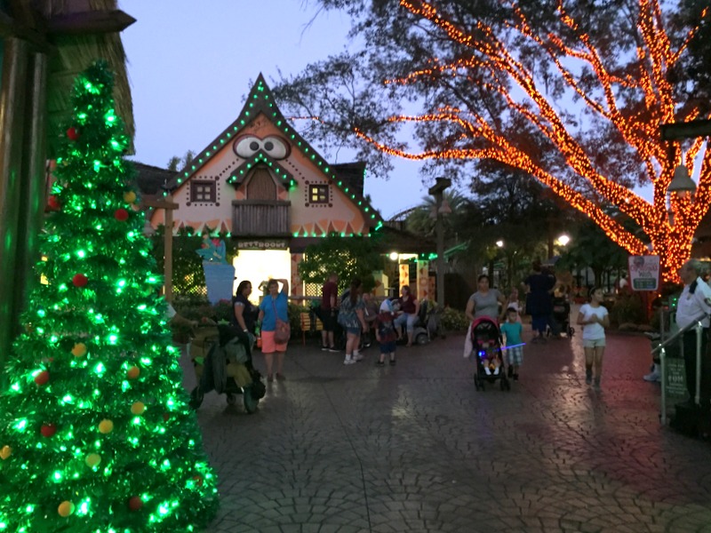 A área do Elmo no Busch Gardens enfeitada para o Natal 