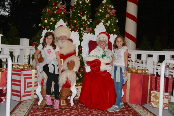 meninas com Papai e Mamãe Noel 