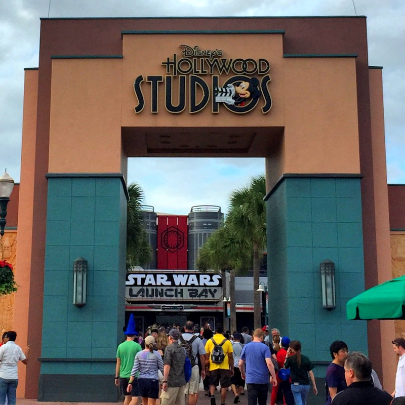 é possível ver a entrada da Star Wars Launch Bay atrás do portal que é um dos símbolos do parque 