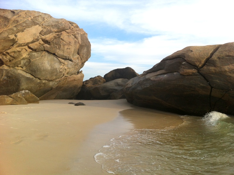 Entre Abricó e Grumari... a região é cheia de pedras, que fazem contraste com o mar e embelezam a paisagem