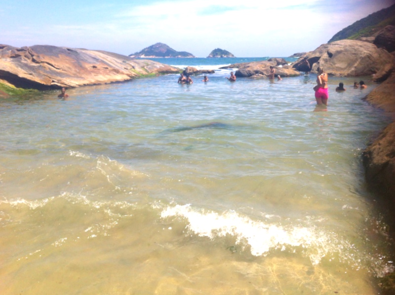 não tem lugar pra apoiar cadeiras, cangas ou tomar sol.. a não ser as pedras