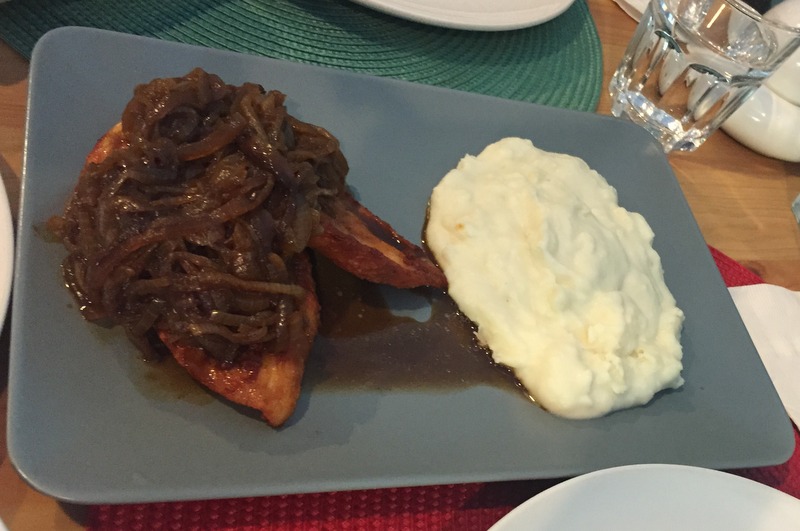 frango acebolado com purê