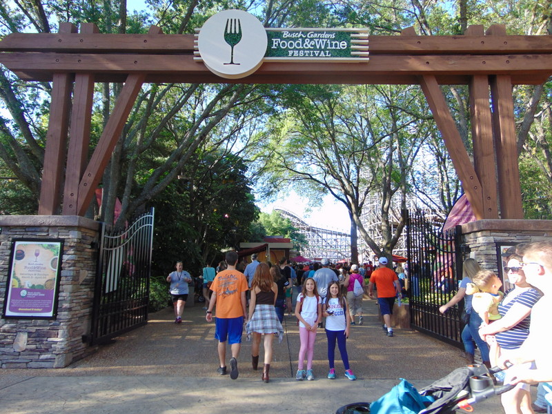 a maior parte dos quiosques e onde rolam os shows é o Gwazi Park