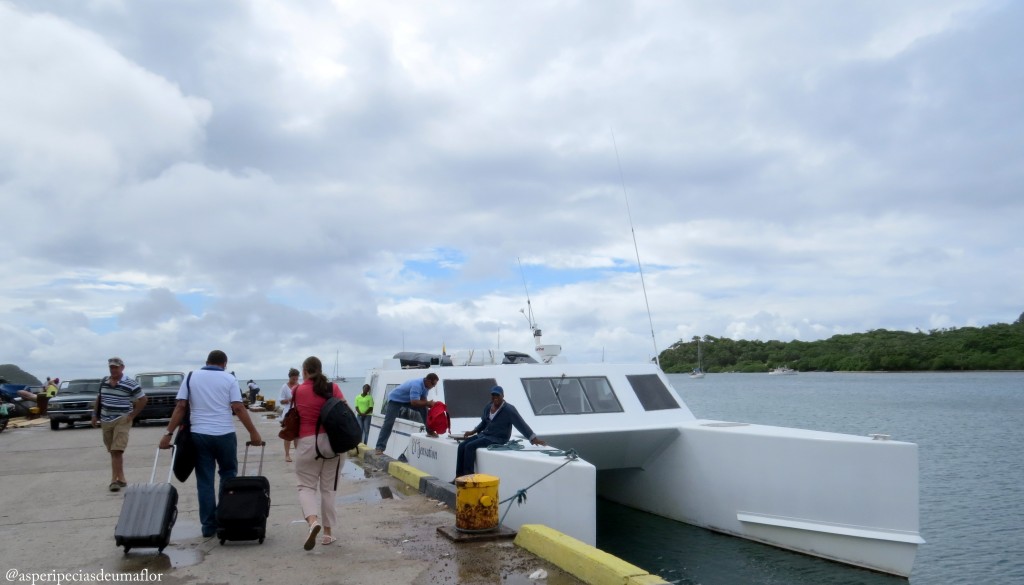 Chegada de catamarã à Providencia 