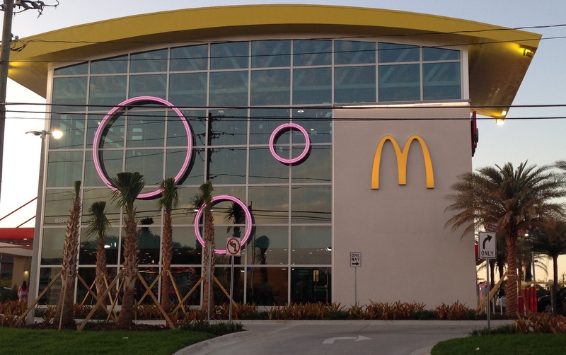 Fachada do maior Mac Donald's do mundo em Orlando