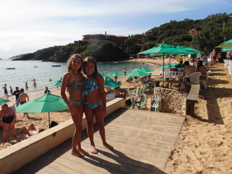 meninas na descida para a praia 