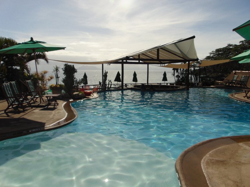 piscina com o mar de João Fernandes atrás 