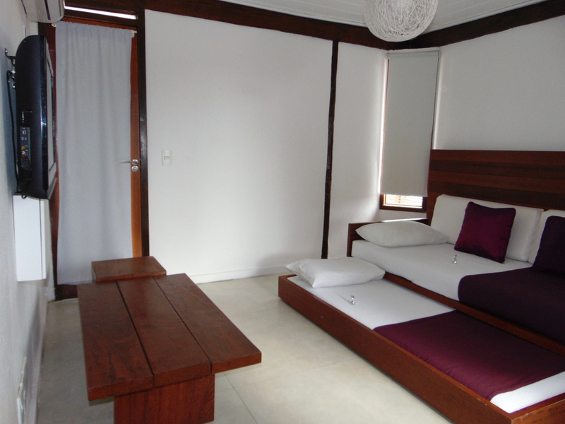 sala com camas das meninas arrumadas 
